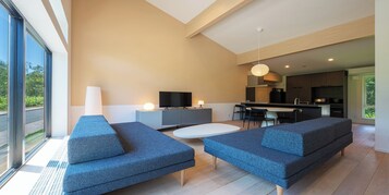 Cubrecamas y caja de seguridad en la habitación 