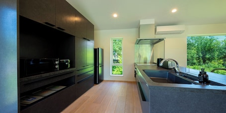 Refrigerador con freezer, microondas, placa de cocina, tostadora