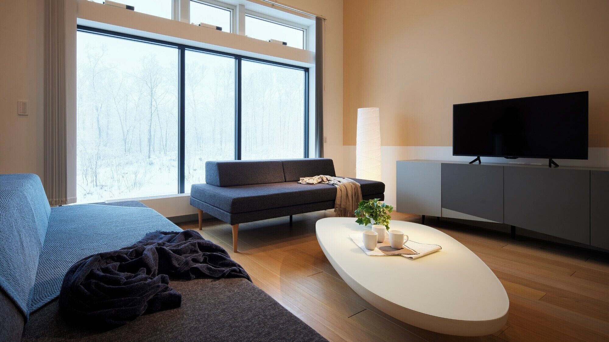 Cubrecamas y caja de seguridad en la habitación 