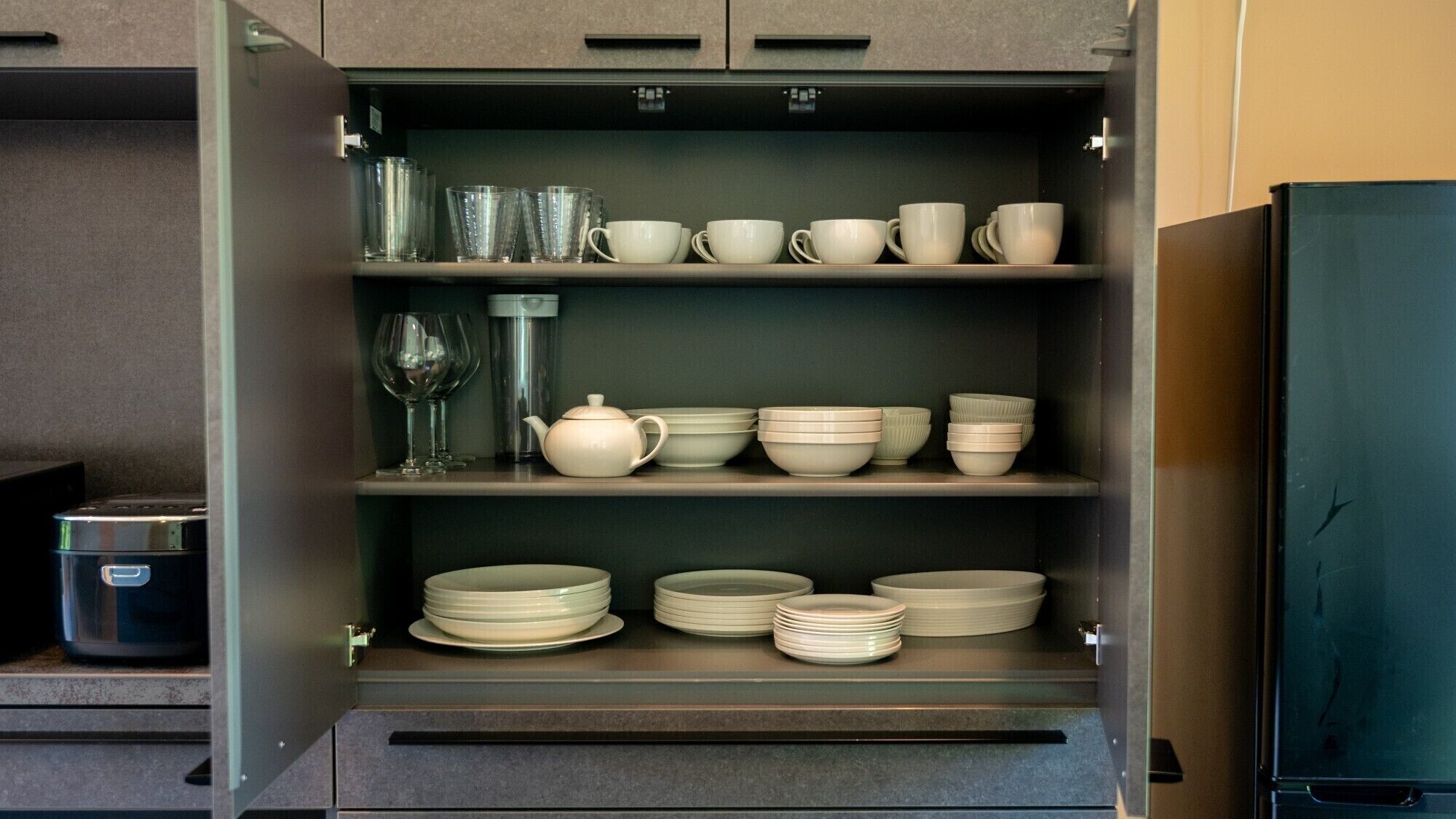 Refrigerador con freezer, microondas, placa de cocina, tostadora