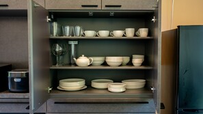 Refrigerador con freezer, microondas, placa de cocina, tostadora