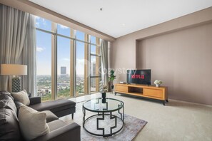 Apartamento, 3 habitaciones, vistas a la ciudad | Zona de estar | Una televisión de pantalla plana