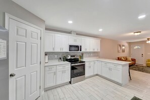 Kjøleskap, mikrobølgeovn, ovn og kokeplater