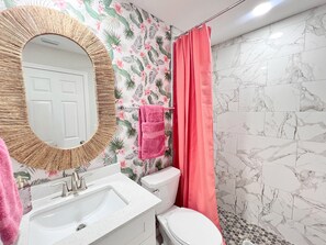 Een douche, handdoeken, toiletpapier