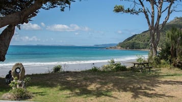 Sulla spiaggia, lettini da mare