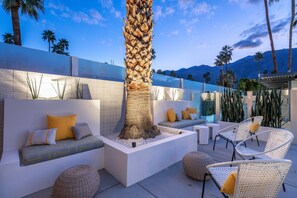 Terrace/patio - Chic Palm Springs retreat with pool, spa, and mountain views (Palm Springs)