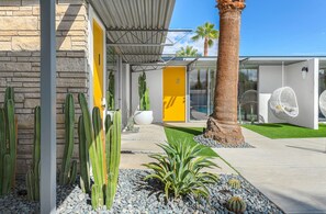 Property grounds - Chic Palm Springs retreat with pool, spa, and mountain views (Palm Springs)