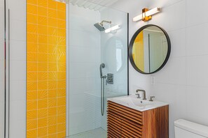 Suihku, hiustenkuivaaja, pyyhkeet, saippua