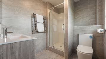 Chambre Triple Familiale, balcon | Salle de bain