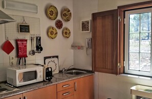 Refrigerador, microondas y utensilios de cocina