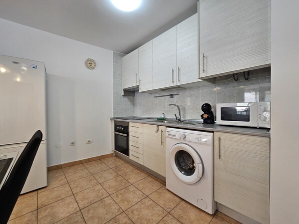 Fridge, microwave, oven, coffee/tea maker
