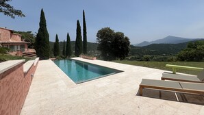 A swimming pool with lounge chairs and a view of mountains. - Charming house in the Dentelles de Montmirail. Ideal for recharging your batteries! (Suzette)