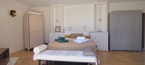 5 bedrooms, iron/ironing board, WiFi, bed sheets