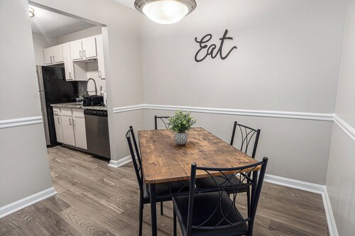 Retro Charm, Modern Comfort - Minutes from BHM!