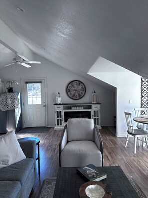 Living area - Charming 2-bedroom cottage with WiFi, AC in lovely Jacksonville (Jacksonville)