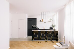 Microwave, oven, stovetop, dishwasher - JAMES AT12 - renovated luxury apartment downtown Antwerp (Antwerpen)