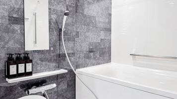 Douche, sèche-cheveux, serviettes fournies