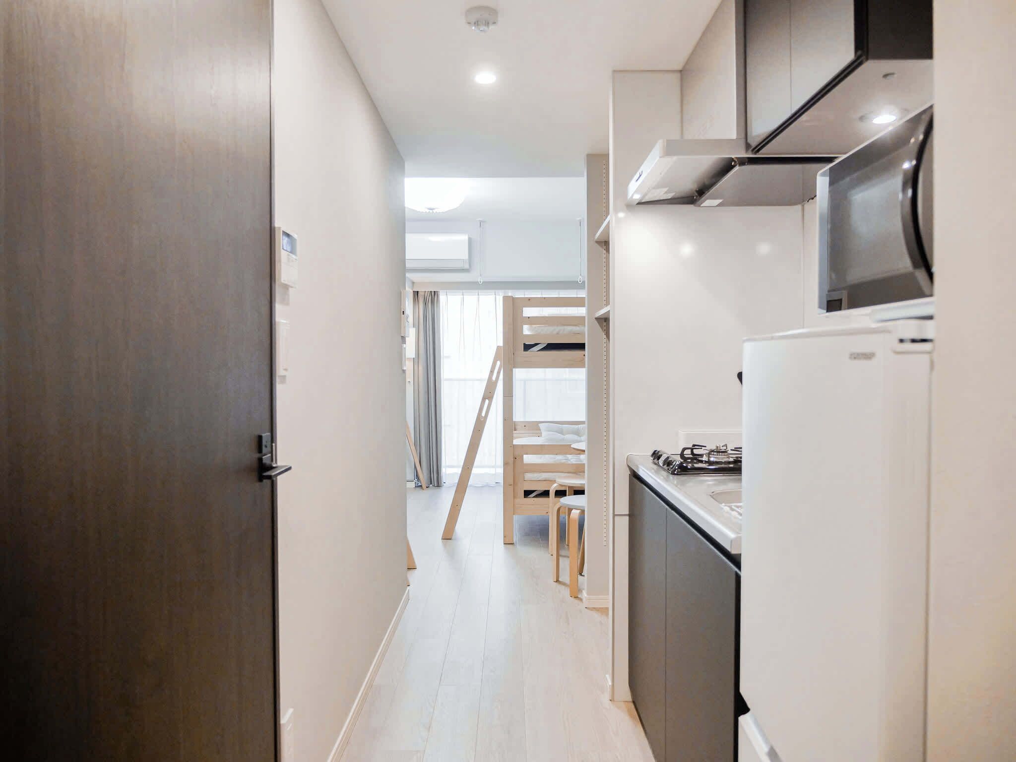 Fridge, microwave, cookware/dishes/utensils, ice maker