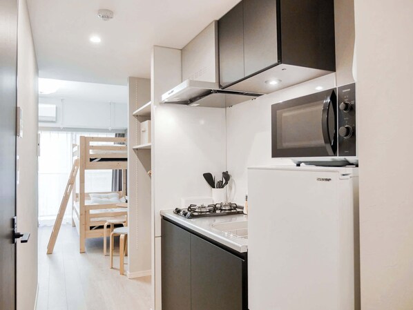 Fridge, microwave, cookware/dishes/utensils, ice maker
