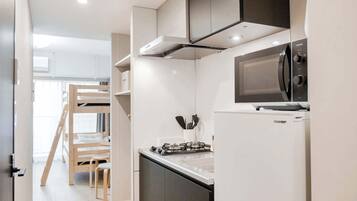 Fridge, microwave, cookware/dishes/utensils, ice maker