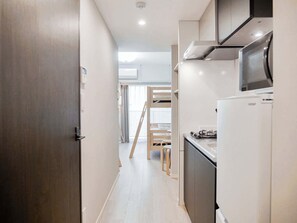 Fridge, microwave, cookware/dishes/utensils, ice maker