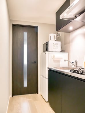 Fridge, microwave, cookware/dishes/utensils, ice maker