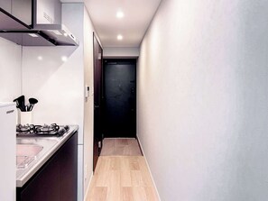 Fridge, microwave, cookware/dishes/utensils, ice maker