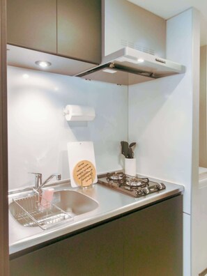 Fridge, microwave, cookware/dishes/utensils, ice maker