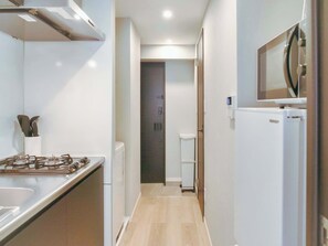 Fridge, microwave, cookware/dishes/utensils, ice maker
