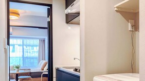 Un appartement moderne comprenant une cuisine, un coin repas et une buanderie.
