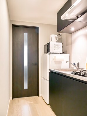 Fridge, microwave, cookware/dishes/utensils, ice maker