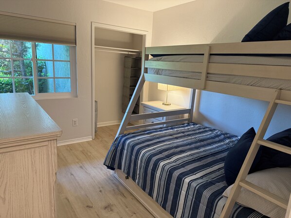 3 chambres, fer et planche à repasser, Wi-Fi, draps fournis