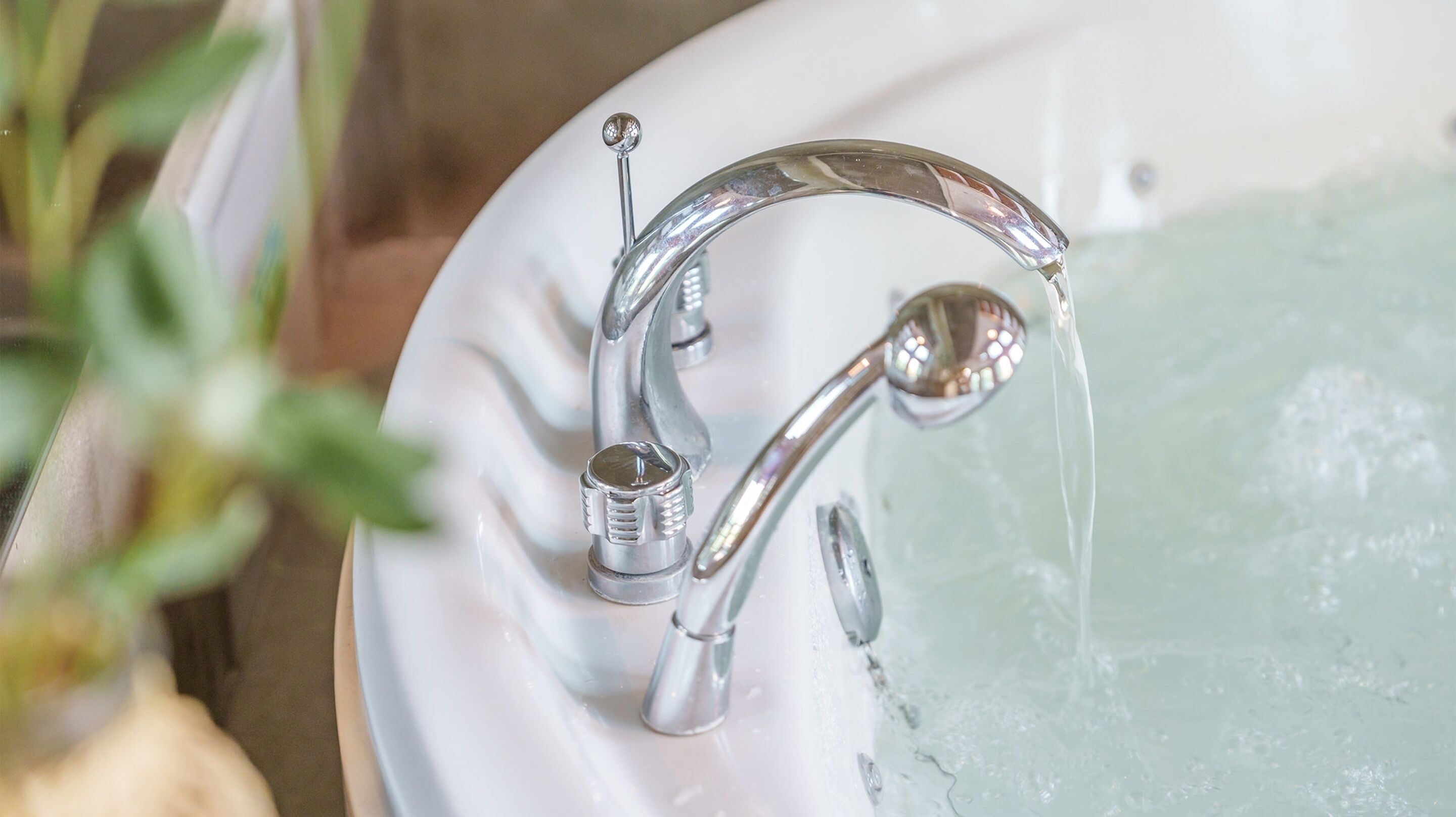 Un lavabo de salle de bain avec un robinet chromé et un receveur en verre.