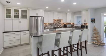 Gorgeous Spanish Cay Residence, Steps to Beach