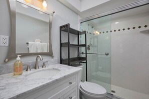 Een douche, een haardroger, handdoeken