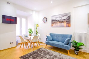Smart TV, books, music library, video library - Elegantis.it Gracchi Apartement - Your Chic Retreat in Central Rome - Vatican Area (Rome)