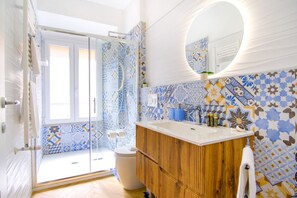 Shower, hair dryer, bidet, towels - Elegantis.it Gracchi Apartement - Your Chic Retreat in Central Rome - Vatican Area (Rome)