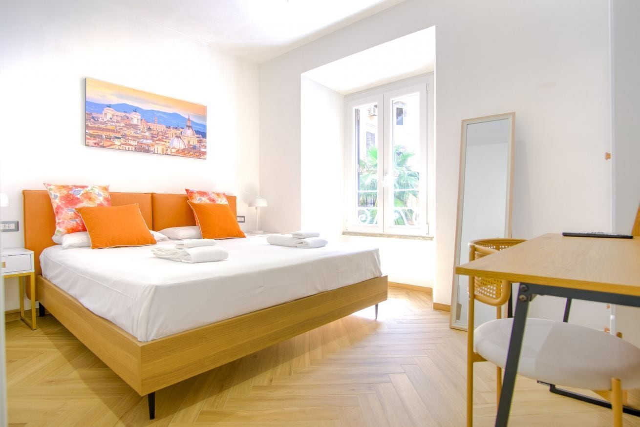 2 soverom, skrivebord, strykejern/-brett og reiseseng for barn