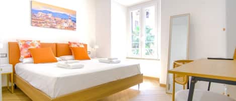 2 soverom, skrivebord, strykejern/-brett og reiseseng for barn