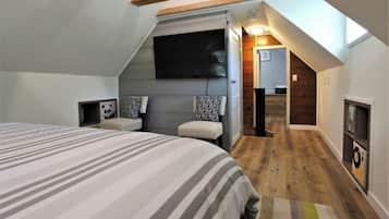 Signature Cabin, 3 Bedrooms, Patio | Individually decorated, individually furnished, free WiFi, bed sheets