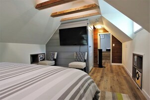 Signature Cabin, 3 Bedrooms, Patio | Individually decorated, individually furnished, free WiFi, bed sheets