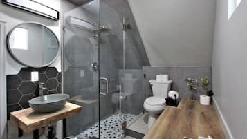 Chalet rustique Signature, 3 chambres, patio | Salle de bain | Douche, articles de toilette (gratuits), serviettes fournies, savon
