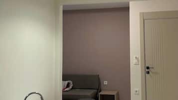 Comfort Room | Blackout drapes, free WiFi