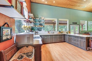Coffee/tea maker, cookware/dishes/utensils, dining tables - Rustic & Modern Home w/ Forest Views in Newport! (Newport)