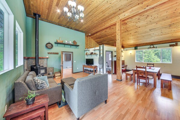 TV - Rustic & Modern Home w/ Forest Views in Newport! (Newport)