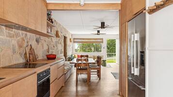 Køleskab, ovn, kogeplade, opvaskemaskine