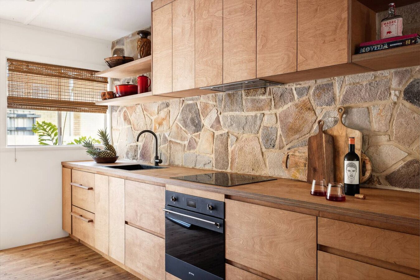 Jääkaappi, uuni, liesi, astianpesukone