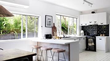 Fridge, oven, stovetop, dishwasher