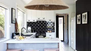 Jääkaappi, uuni, liesi, astianpesukone