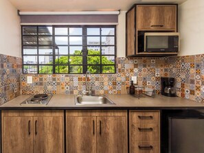 Fridge, microwave, dishwasher, cookware/dishes/utensils - IHost Departamentos (Guadalajara)